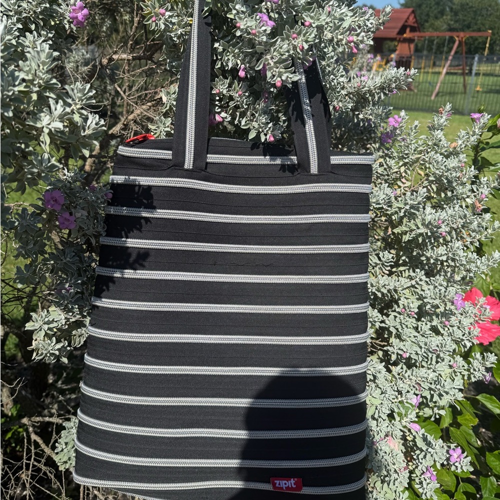 🌺Super unique 1 continuous zippered Tote by Zipit - Striped Black and Silver🌺